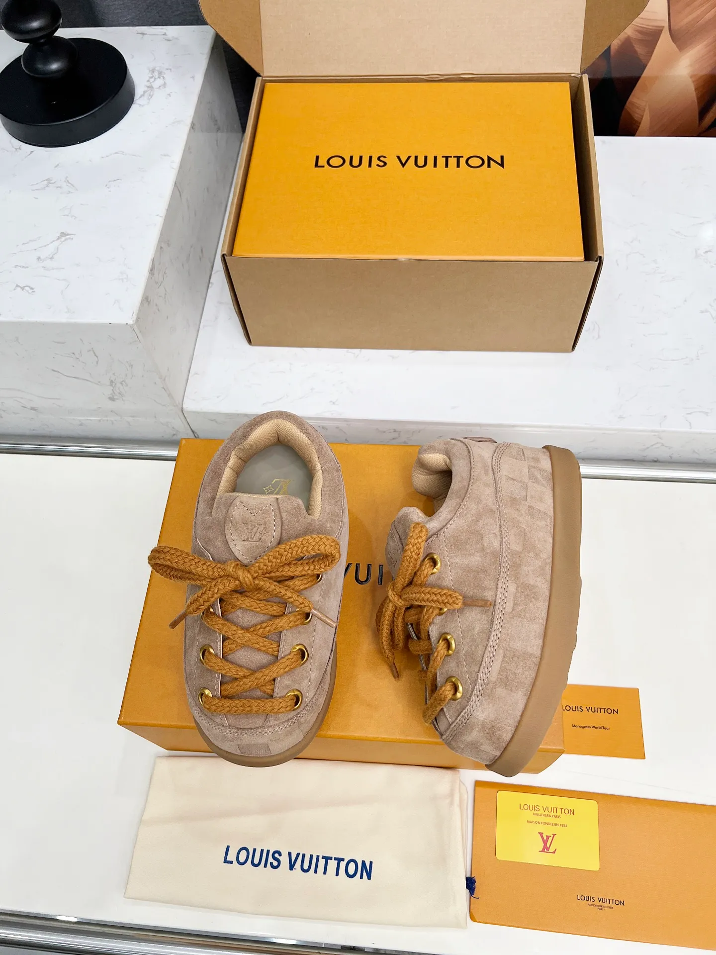 [L Family] P: 740💰 Couple model, size: women 35-41 (customized at 41 for women), 39-46 for men (customized at 45.46) The 2025 iteration of this Time Out sneaker, couple model, LV co-branded nigo, donkey brand, Louis Vuitton, ugly, cute😍Many Internet celebrities have shown off their feet, a classic and versatile item. Fabric: Imported high mercerized cow suede. Lining: high-grade elastic mesh, outsole: original molded outsole, palm print rubber outsole with hidden L letter and Monongram flower.